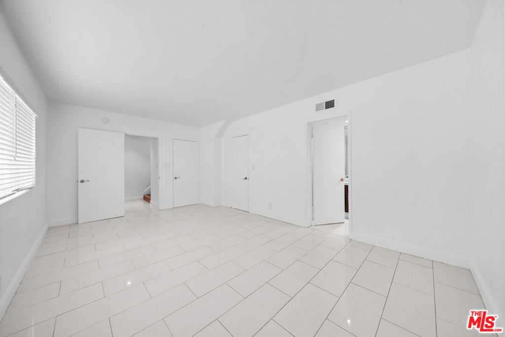 148 S Reeves Drive 4 Property Photo 17