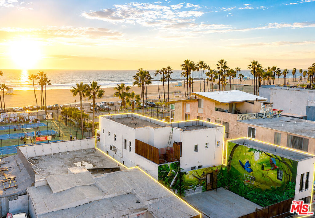 1915 Ocean Front Walk Property Photo 1