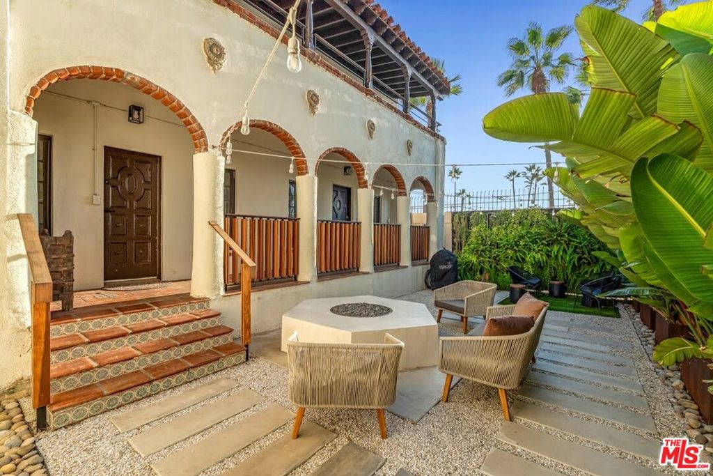 1915 Ocean Front Walk Property Photo 2