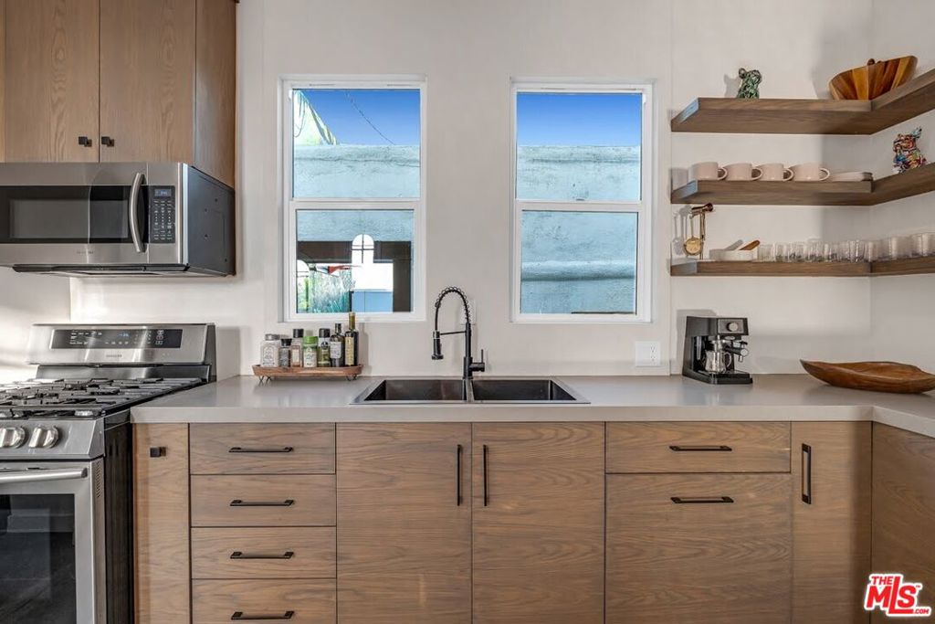 1915 Ocean Front Walk Property Photo 7