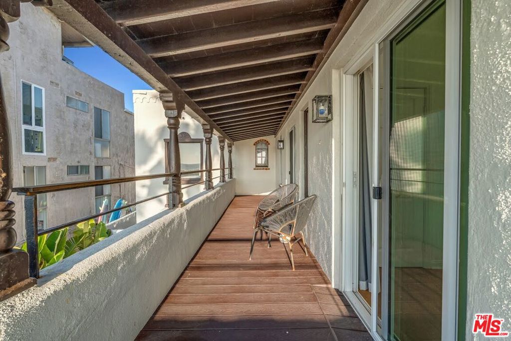 1915 Ocean Front Walk Property Photo 38