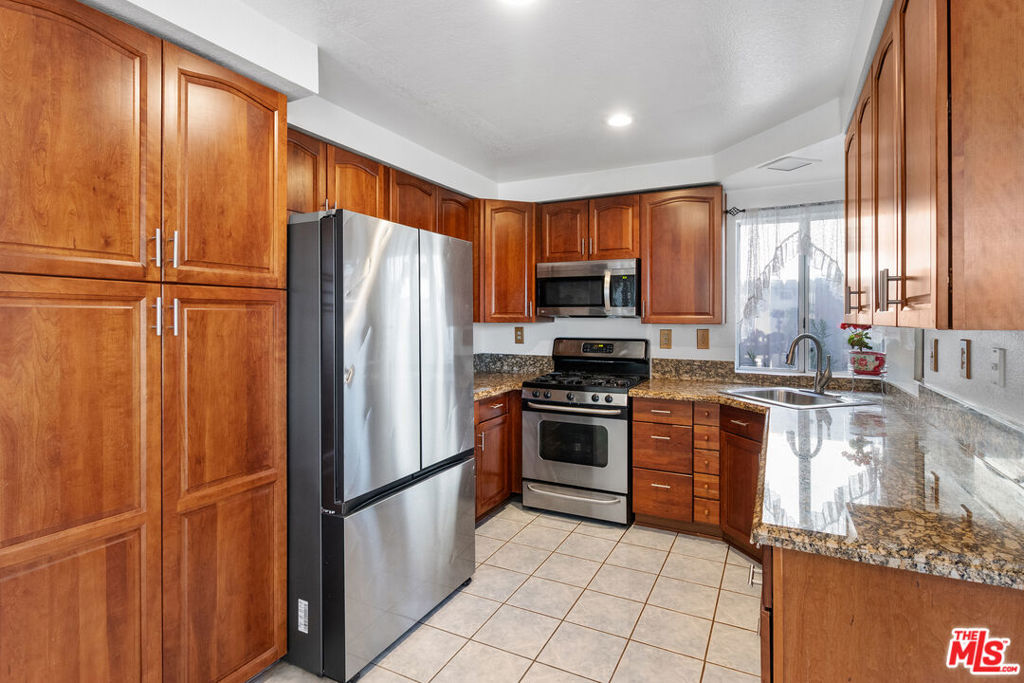 1631 Roseglen Place Property Photo 9