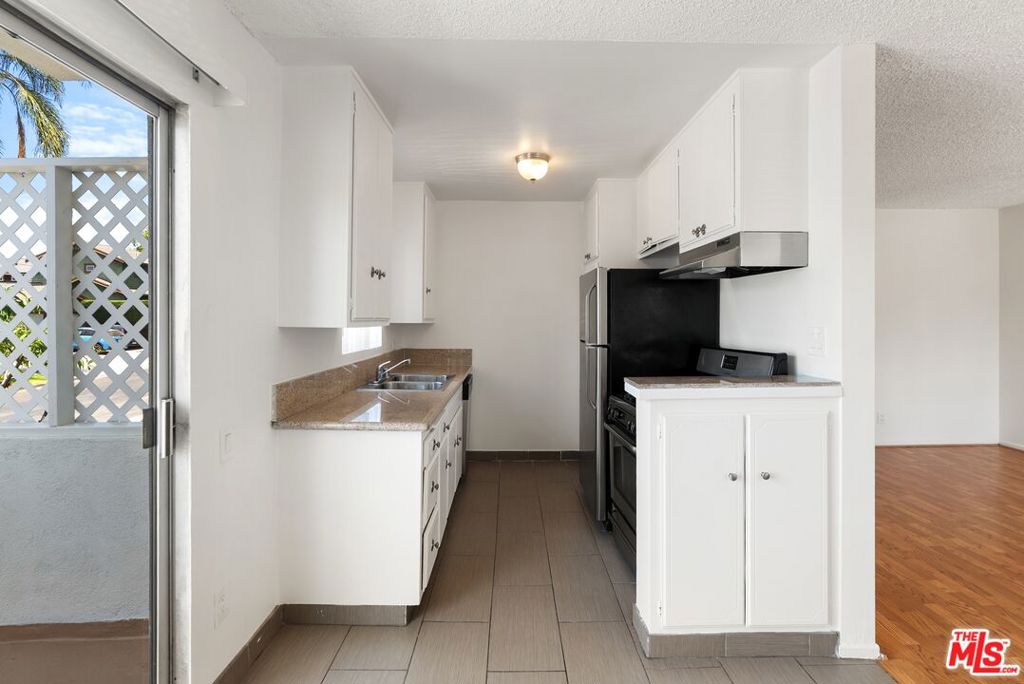 1900 Dracena Drive Property Photo 12