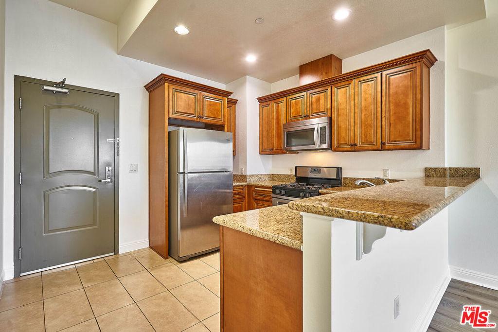 345 S Gramercy Place 304 Property Photo 3