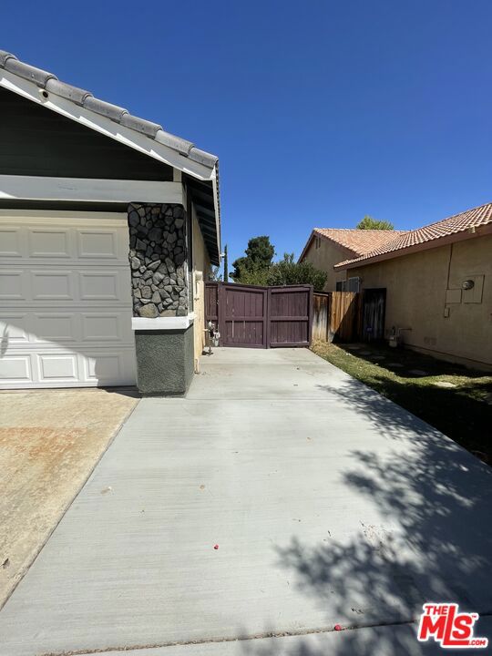 2611 Gemstone Avenue Property Photo 2