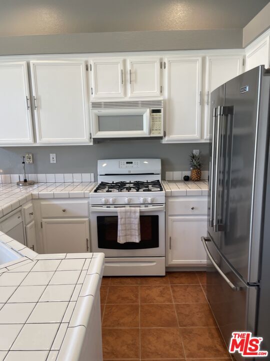 2611 Gemstone Avenue Property Photo 3
