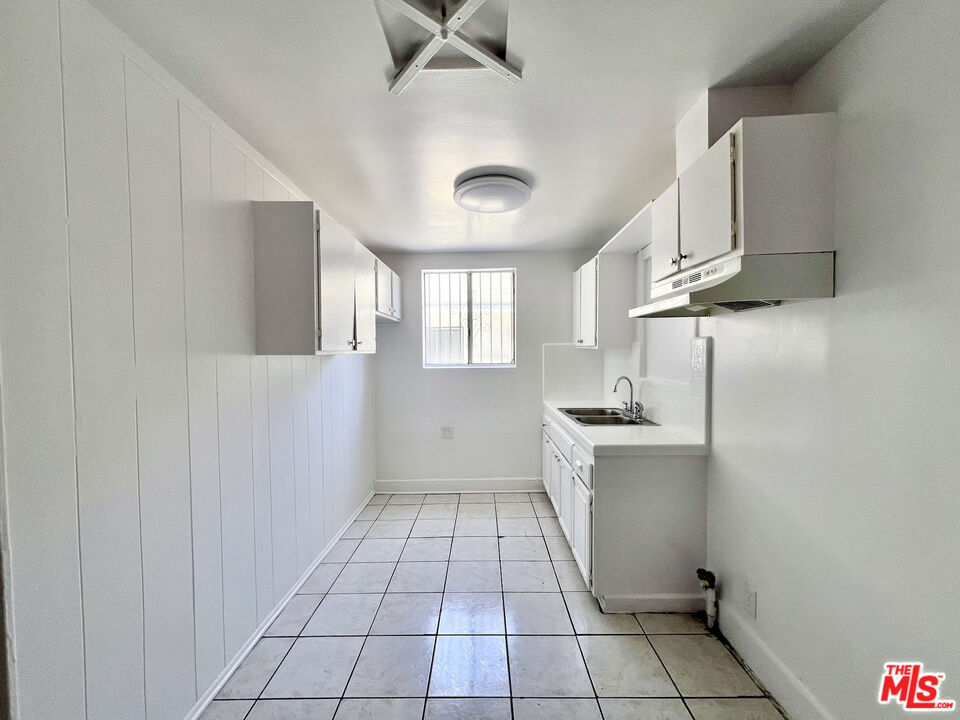 3260 E 4th Street Property Photo 6