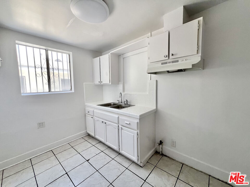 3260 E 4th Street Property Photo 7