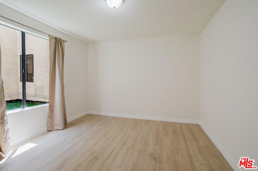 914 E Elk Avenue 3 Property Photo 21