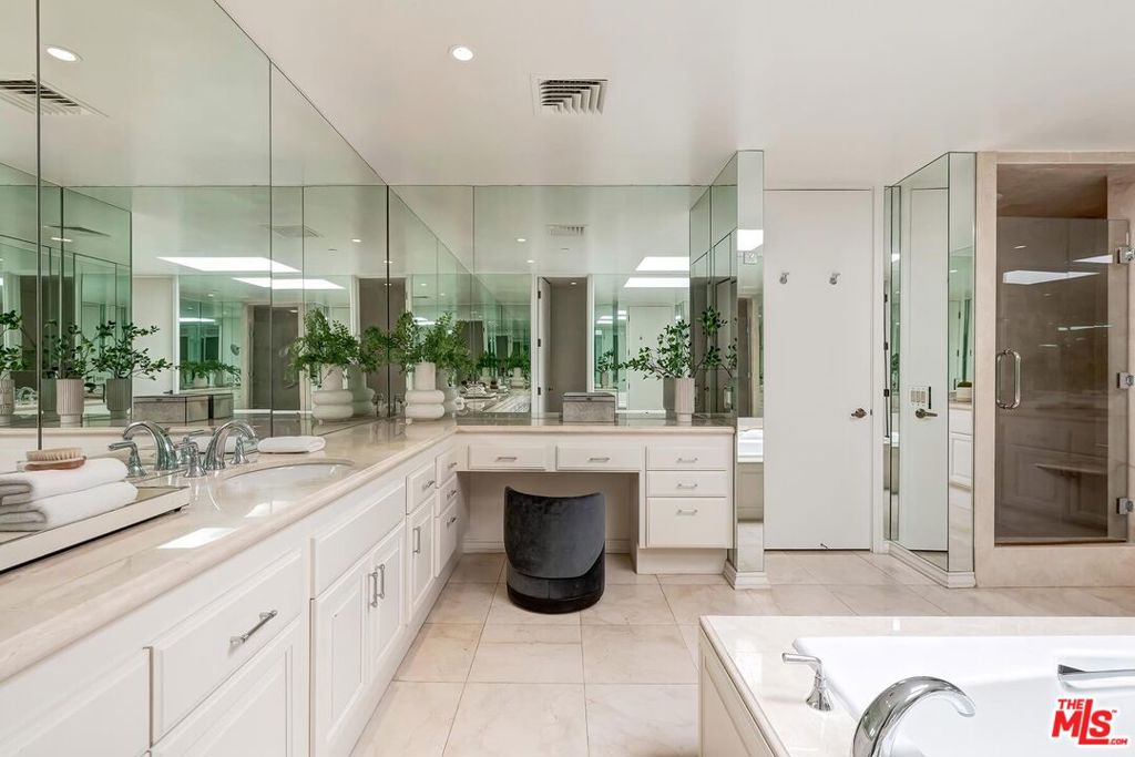 300 N Swall Drive 452 Property Photo 15