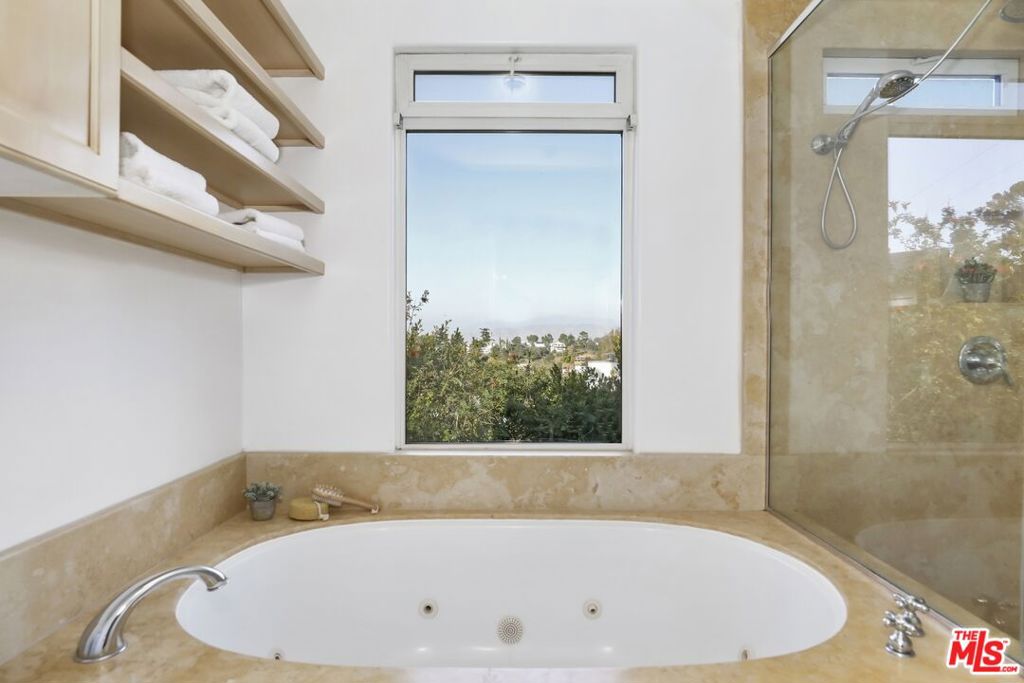 2154 Sunset Crest Drive Property Photo 17