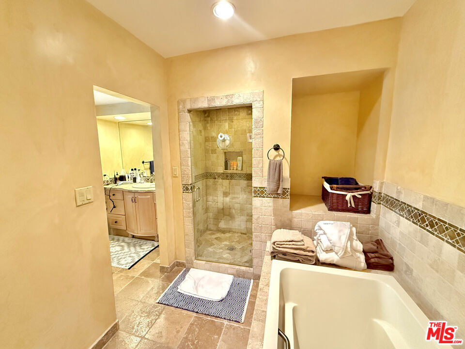 524 N Bedford Drive Property Photo 11