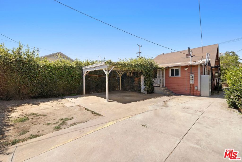 986 E 51st Street Property Photo 3