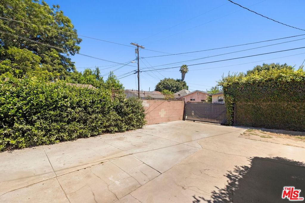 986 E 51st Street Property Photo 4