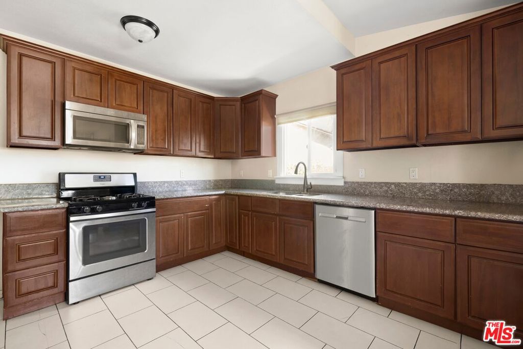 986 E 51st Street Property Photo 7