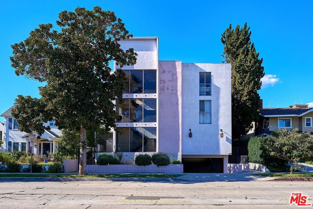 695 S Norton Avenue Property Photo 1