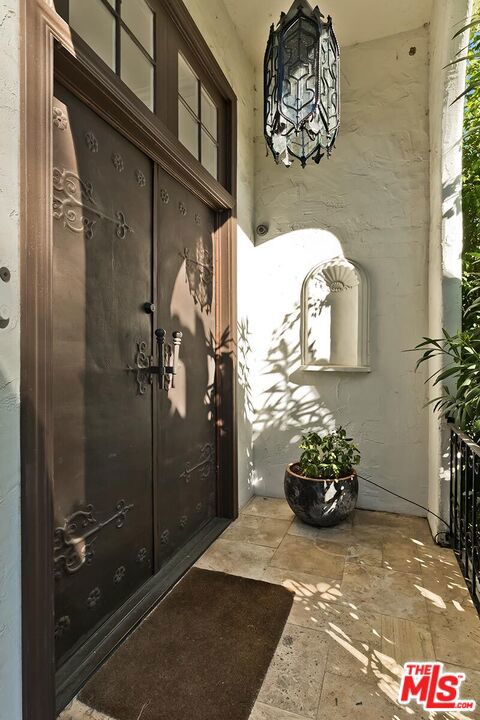 2806 Nichols Canyon Road Property Photo 3