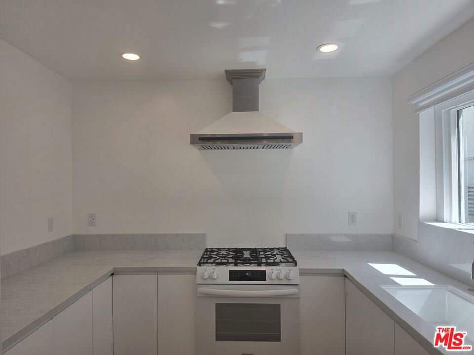 2310 Oak Street Property Photo 10