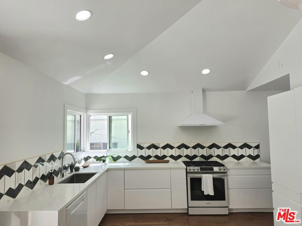 2310 Oak Street Property Photo 18