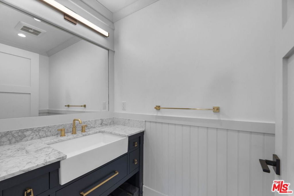 566 Ida Street Property Photo 6