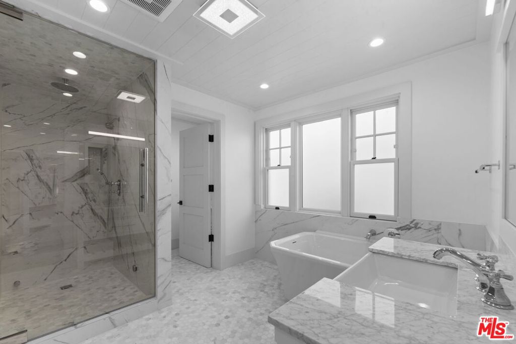 566 Ida Street Property Photo 12