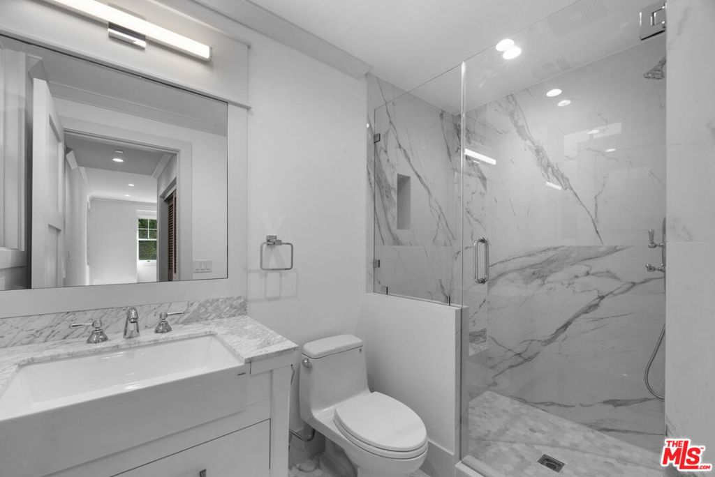 566 Ida Street Property Photo 22