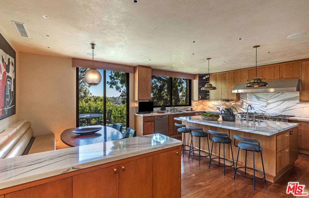 400 Toyopa Drive Property Photo 11