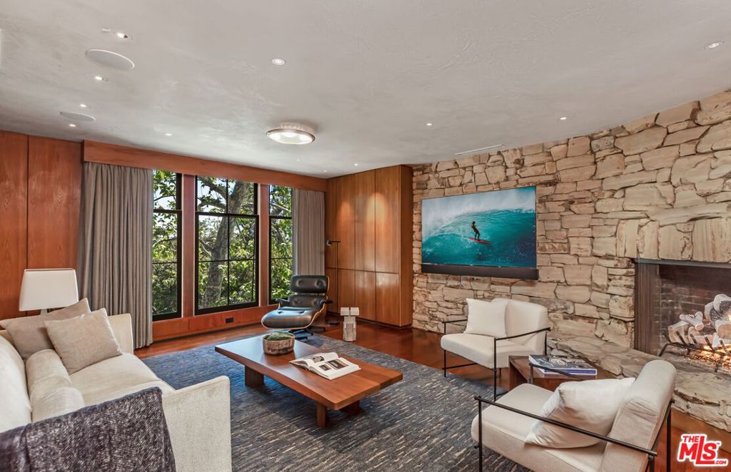 400 Toyopa Drive Property Photo 13