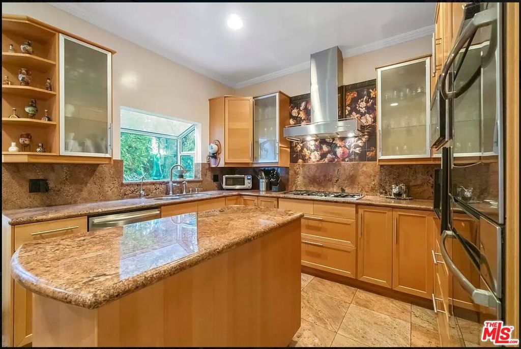 7601 Hollywood Boulevard Property Photo 3