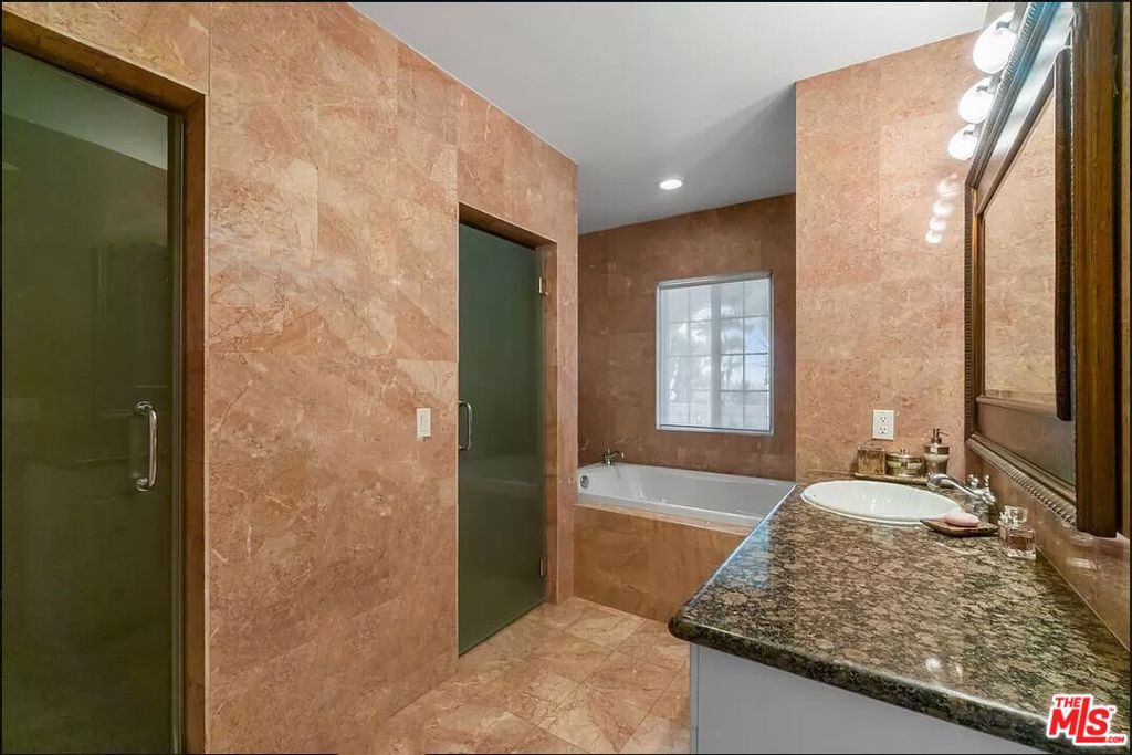7601 Hollywood Boulevard Property Photo 7