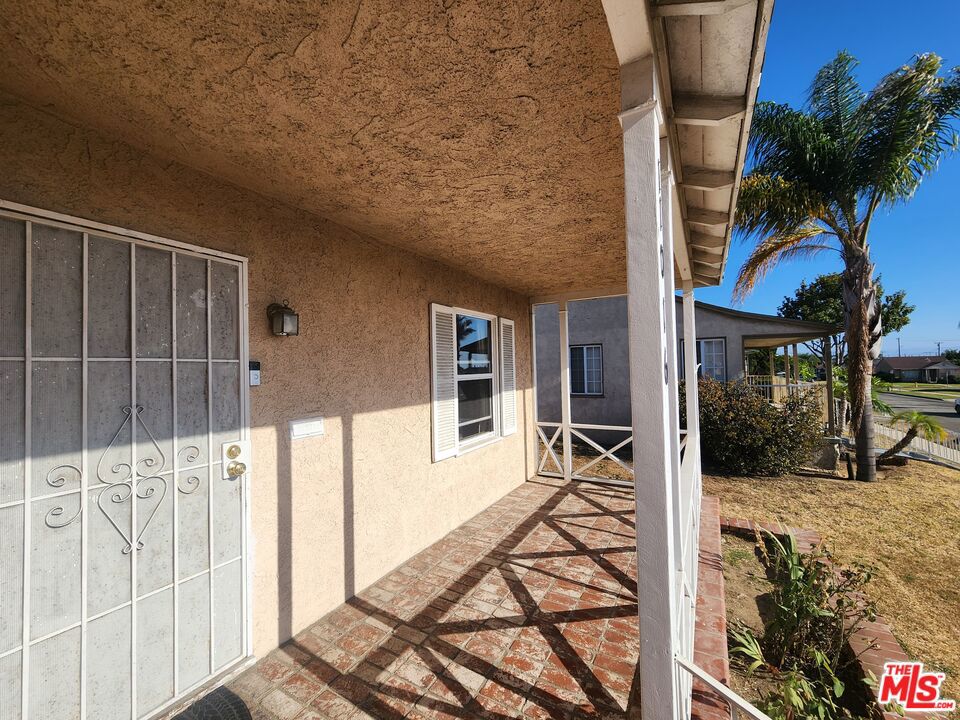 11016 S Manhattan Place Property Photo 3