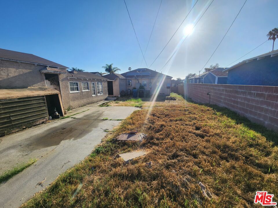 11016 S Manhattan Place Property Photo 5