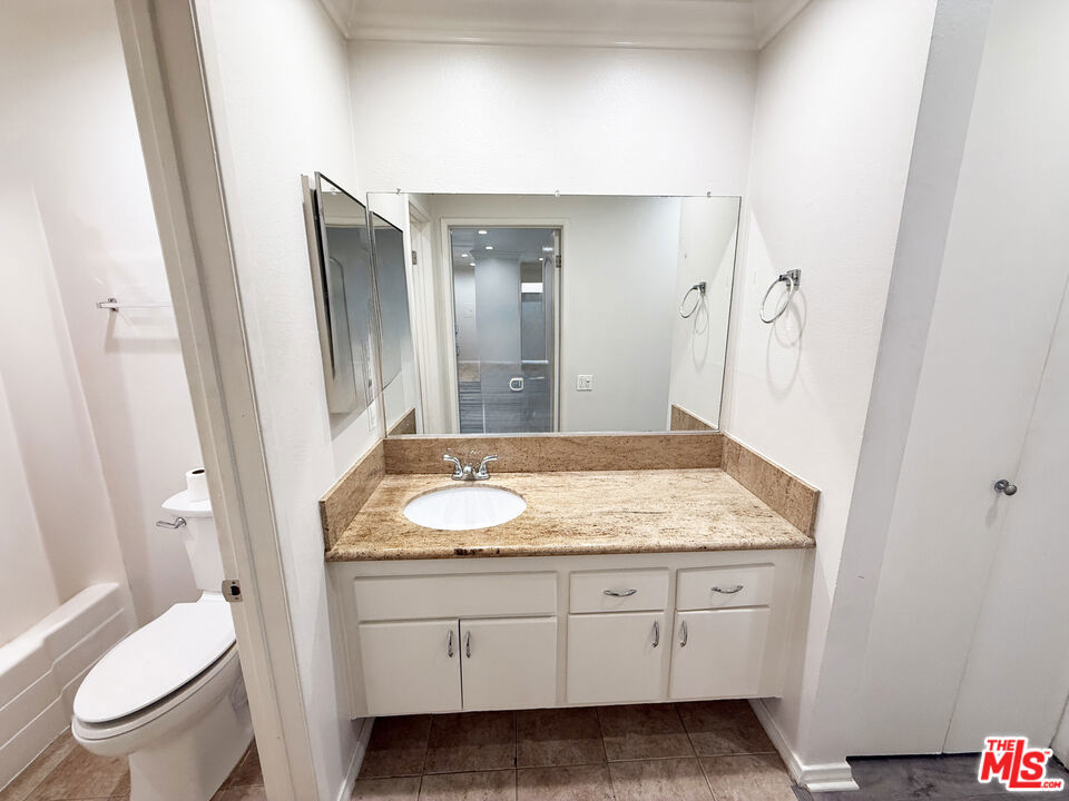 5460 White Oak Avenue D205 Property Photo 9