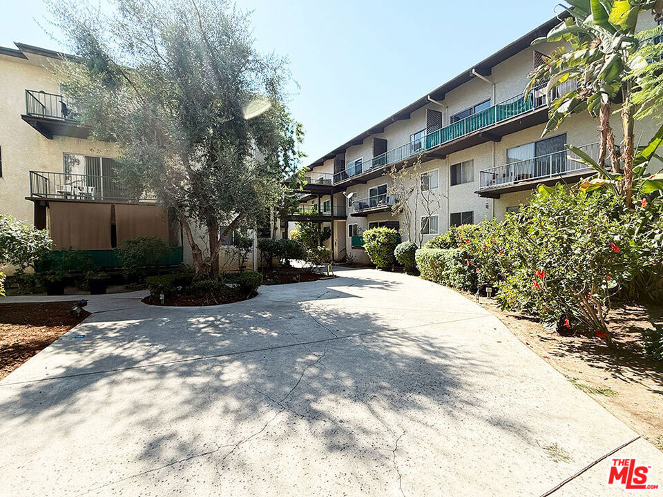 5460 White Oak Avenue D205 Property Photo 11