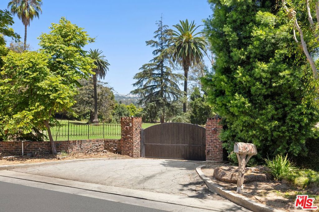 12 Oakmont Drive Property Photo 2