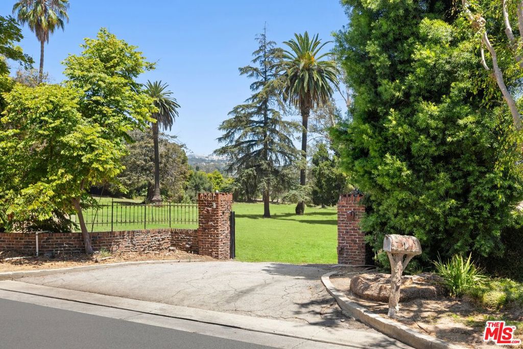 12 Oakmont Drive Property Photo 3