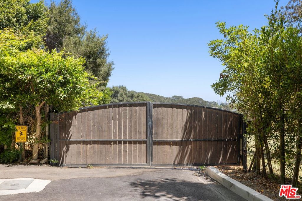 12 Oakmont Drive Property Photo 4