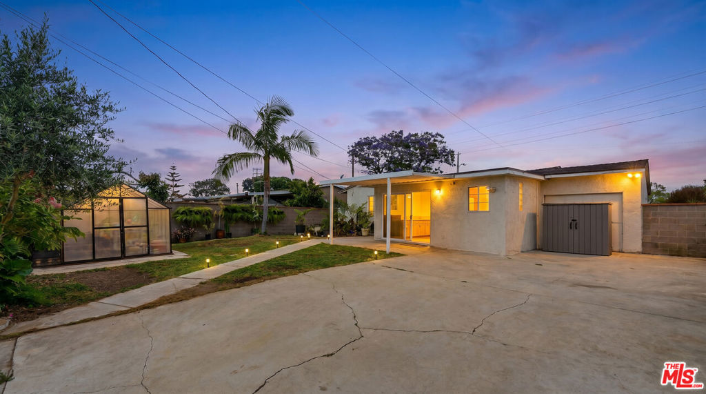23319 Dolores Street Property Photo 5