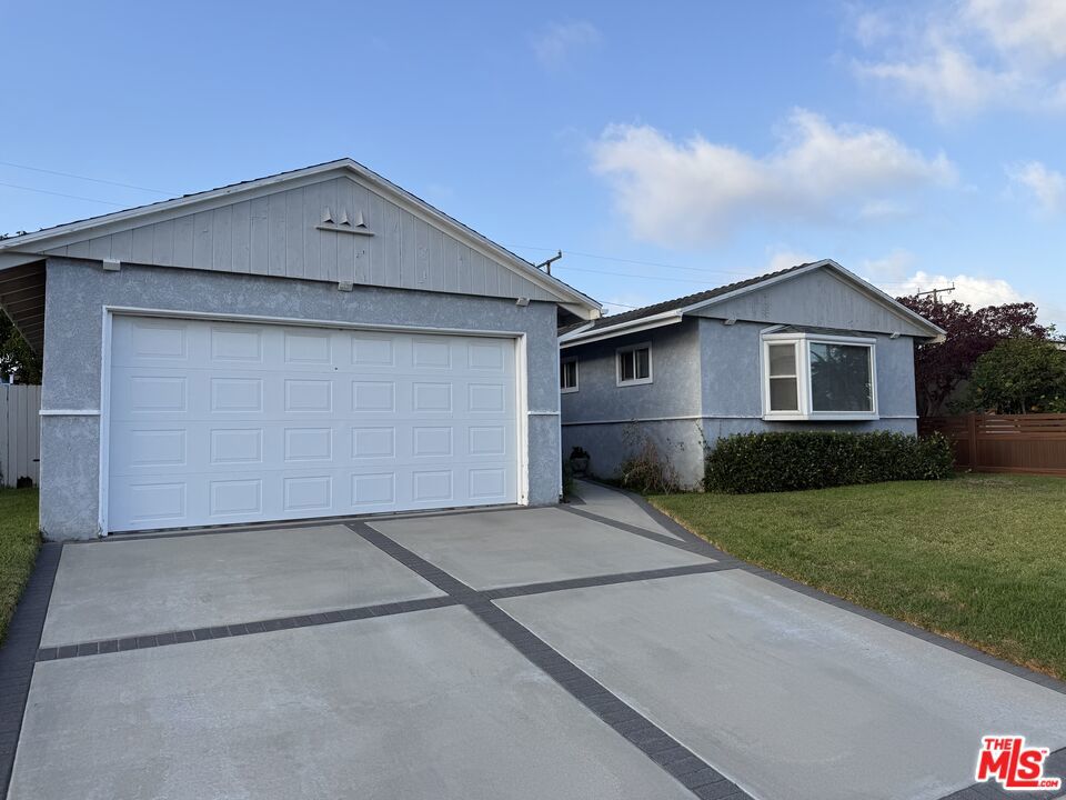 5215 Lillian Street Property Photo 2