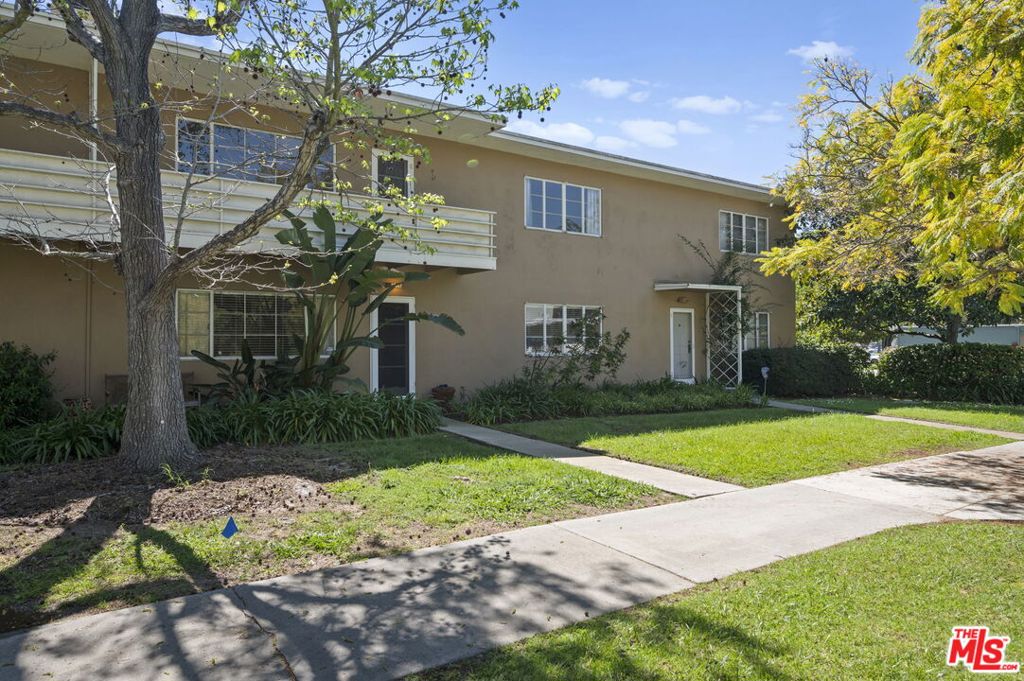 5464 Village Green Property Photo 4