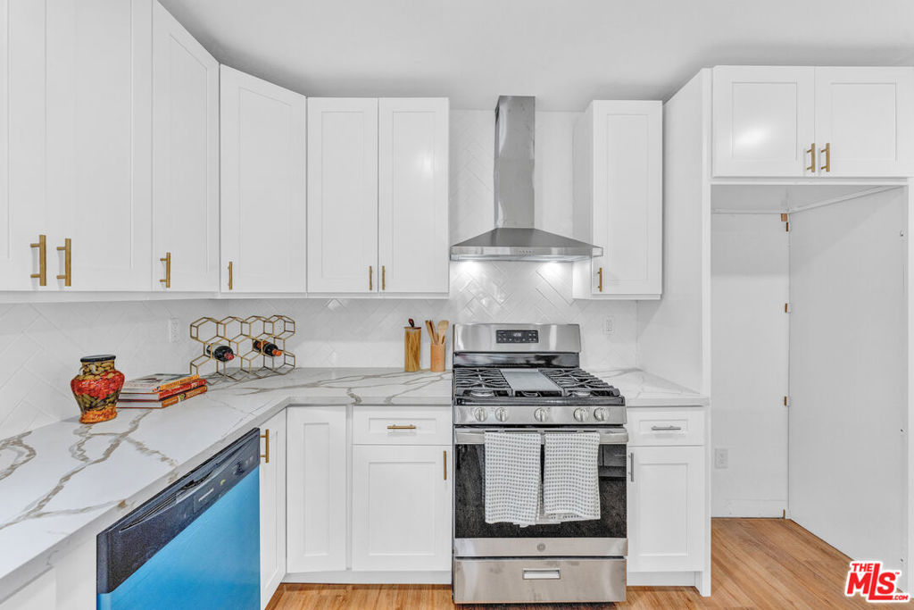 620 W 42nd Place Property Photo 10