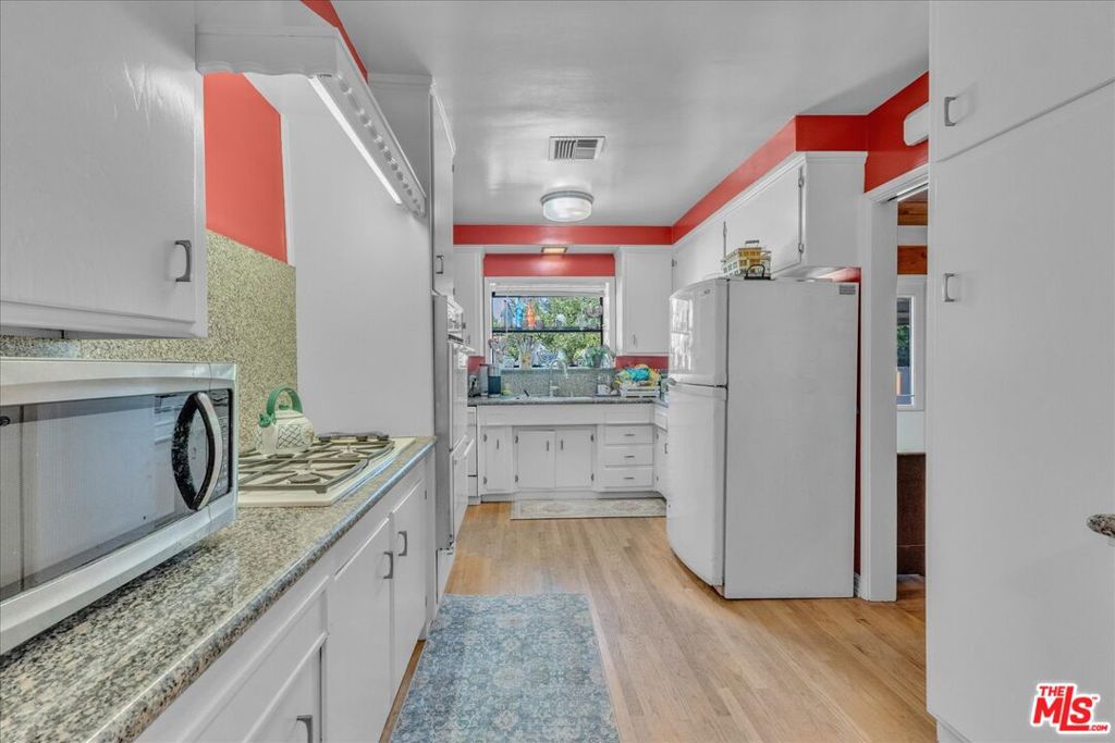 5320 Wortser Avenue Property Photo 18