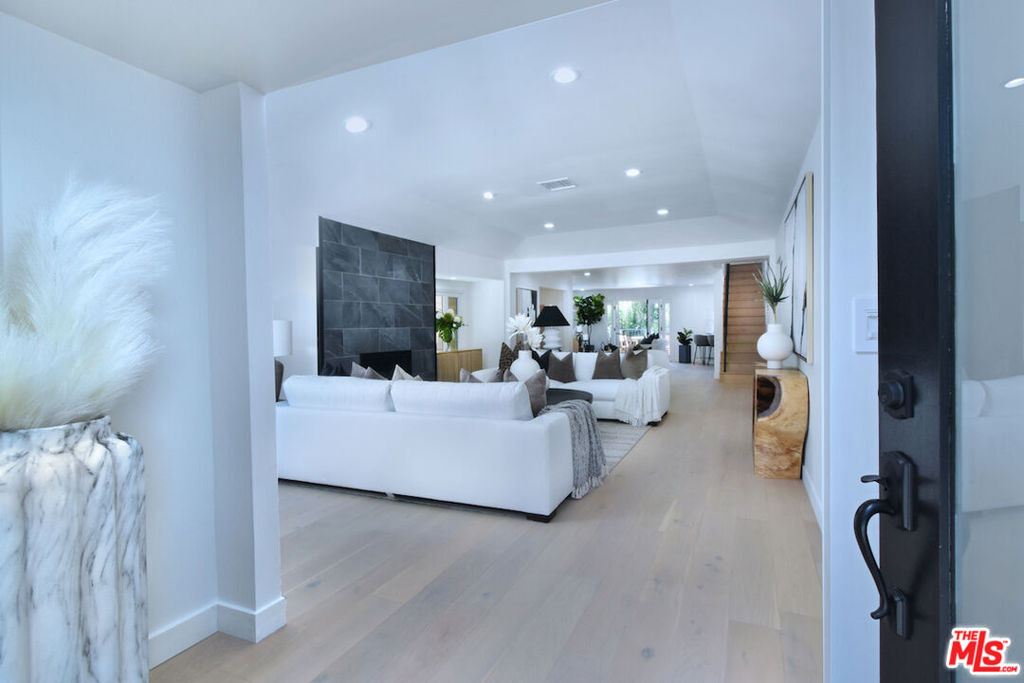 19061 Wells Drive Property Photo 6