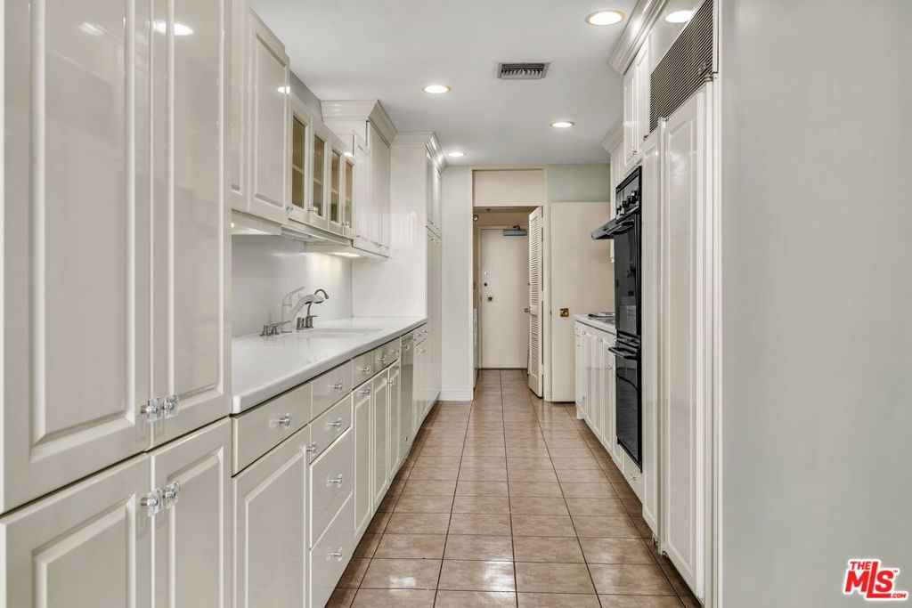 1333 S Beverly Glen Boulevard 606 Property Photo 9