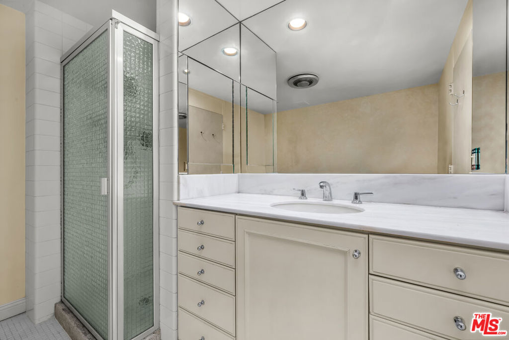 1333 S Beverly Glen Boulevard 606 Property Photo 21