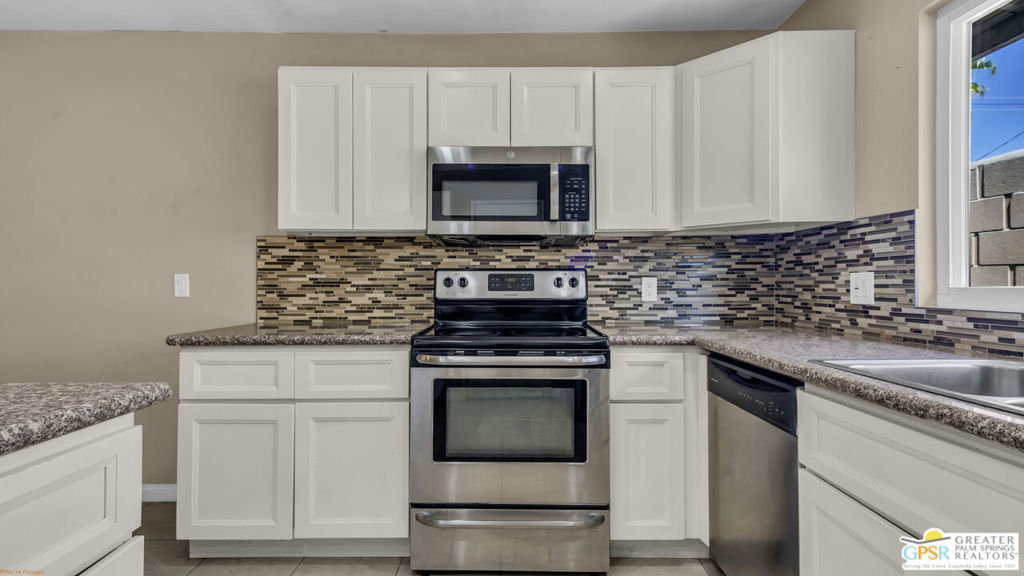 53385 Eisenhower Drive Property Photo 11
