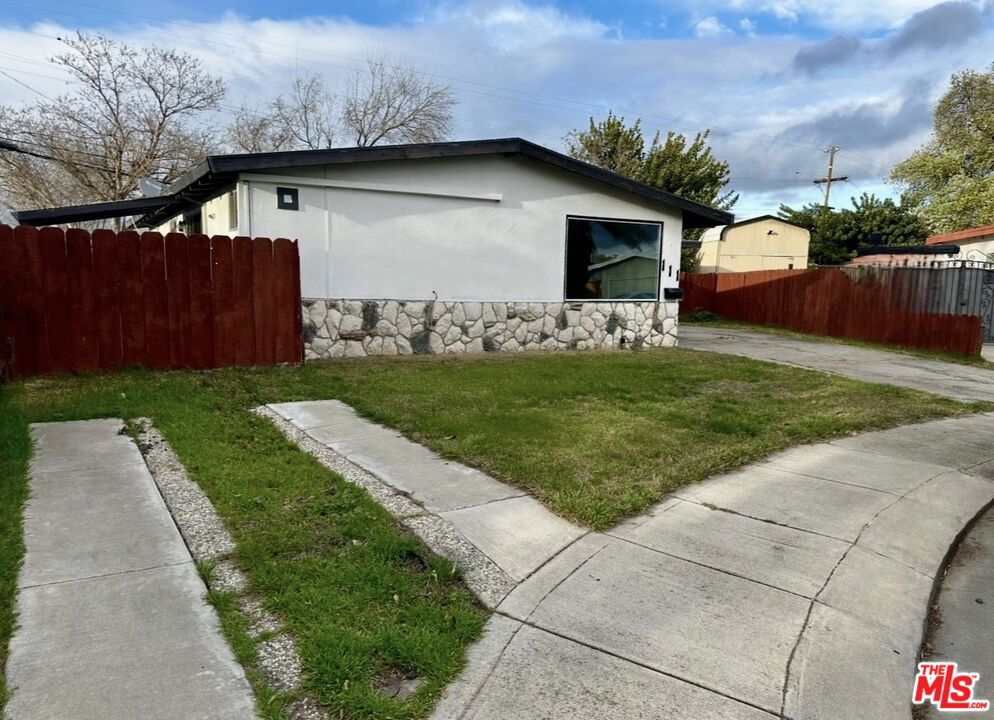 111 W 23 Rd Street Property Photo 2