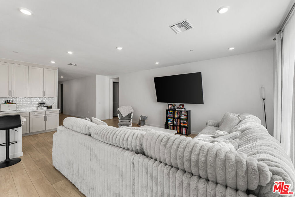 42831 Coronet Drive Property Photo 8