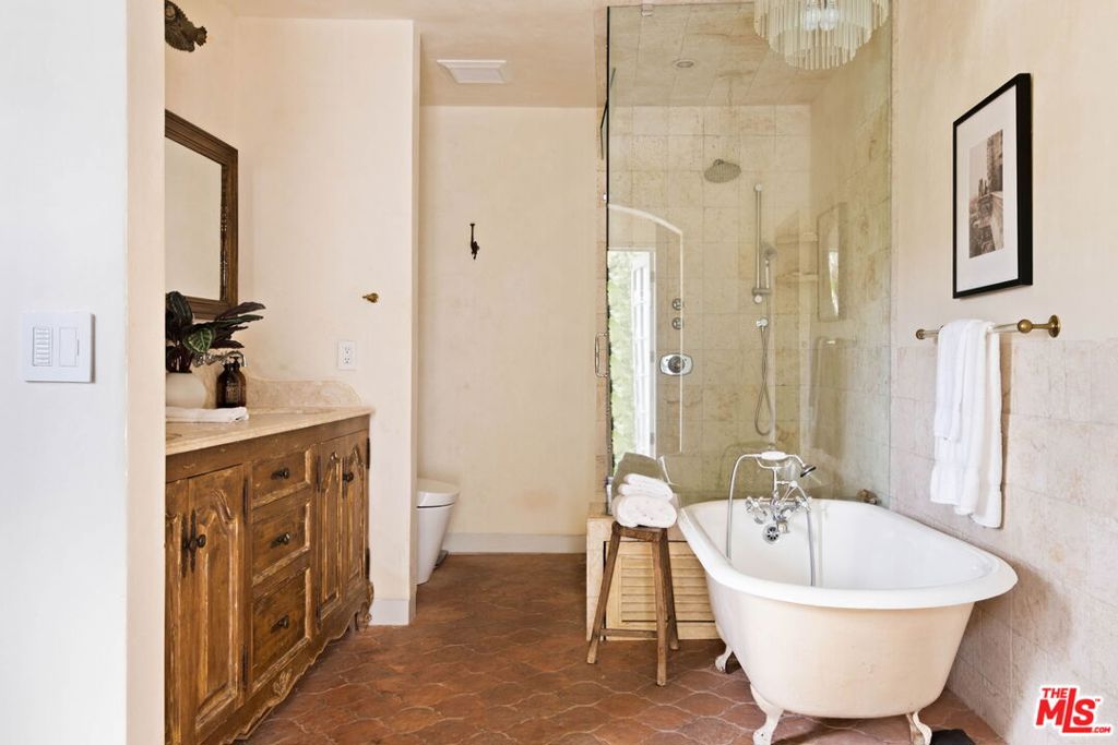 2356 Hollyridge Drive Property Photo 28