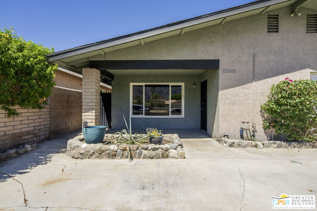 53385 Eisenhower Drive Property Photo 4